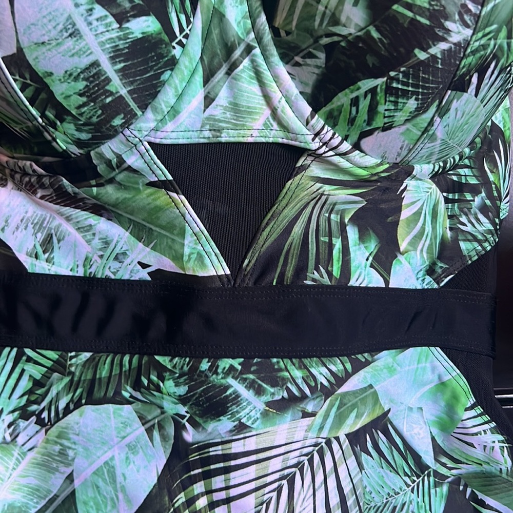 RESTOCKED ❤️❤️❤️Torrid Palm One piece Vixen Collection Swimsuit NWT printed palm - Picture 3 of 8